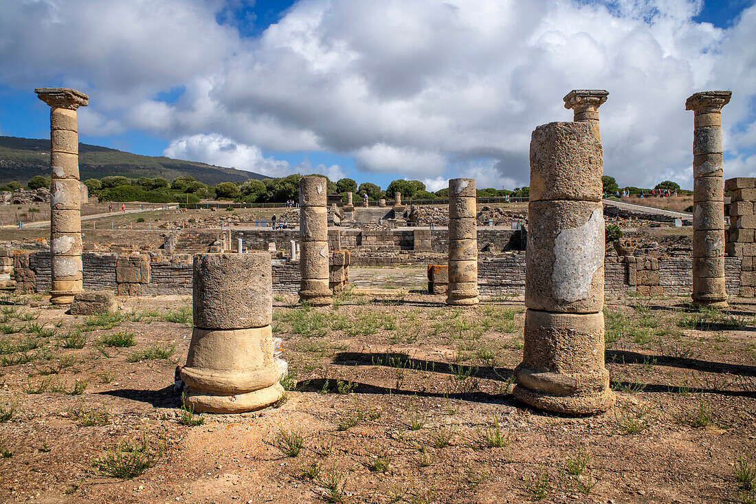 Römische Ruinen von Baelo Claudia in Bolonia, Costa de la Luz, Provinz Cadiz, Andalusien, Südspanien. Strand von Bolonia. Playa de Bolonia