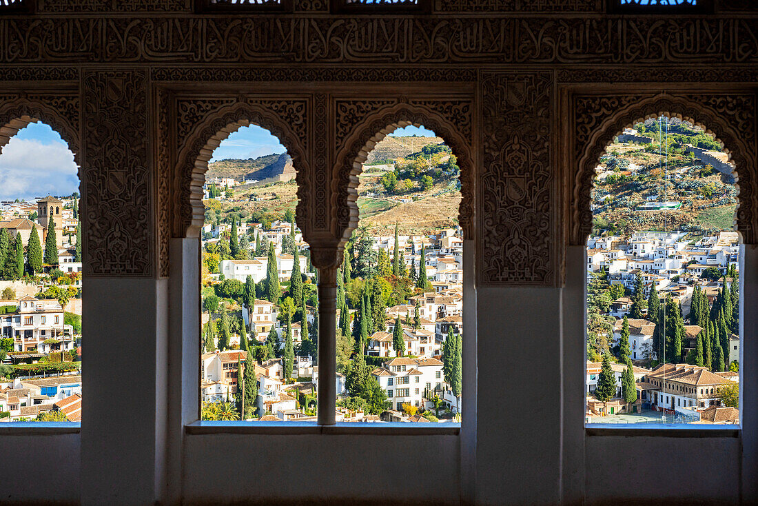Blick auf die Stadtteile Sacromonte und Albaicin in Granada aus den Fenstern der Festung Alhambra und des Generalife, Spanien