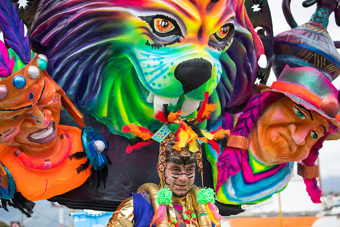 Der Negros y Blancos-Karneval in Pasto, Kolumbien, ist ein lebhaftes kulturelles Spektakel, das sich mit einem Übermaß an Farben, Energie und traditioneller Inbrunst entfaltet