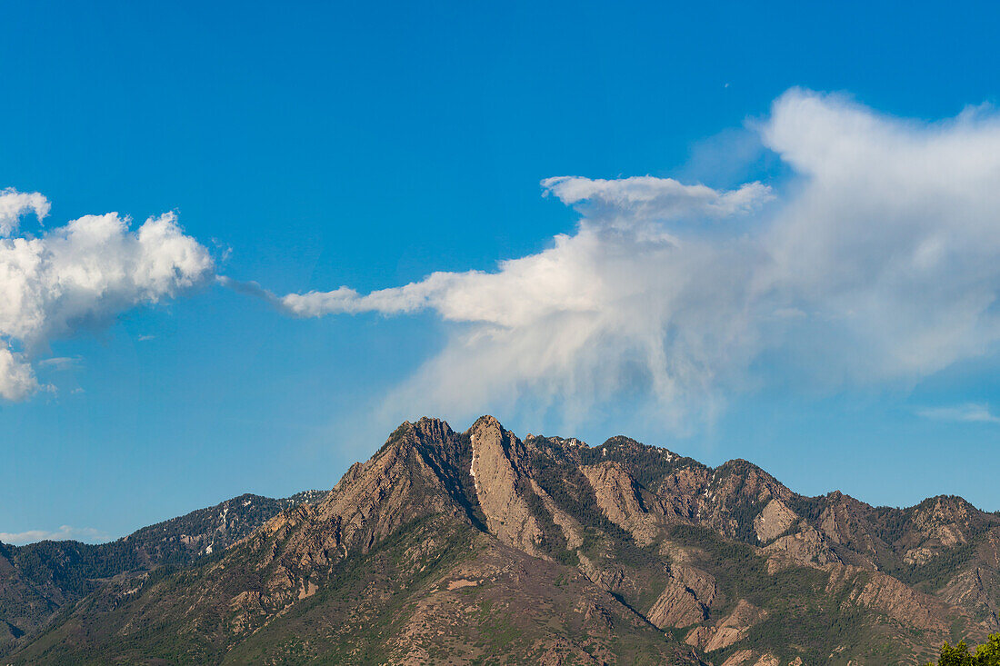 Wolken über dem Berg Olympus in der Wasatch Mountain Range bei Salt Lake City, Utah