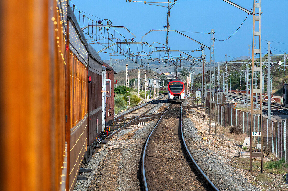 Blick aus dem Fenster im Erdbeerzug, der vom Bahnhof Madrid Delicias nach Aranjuez fährt, Madrid, Spanien