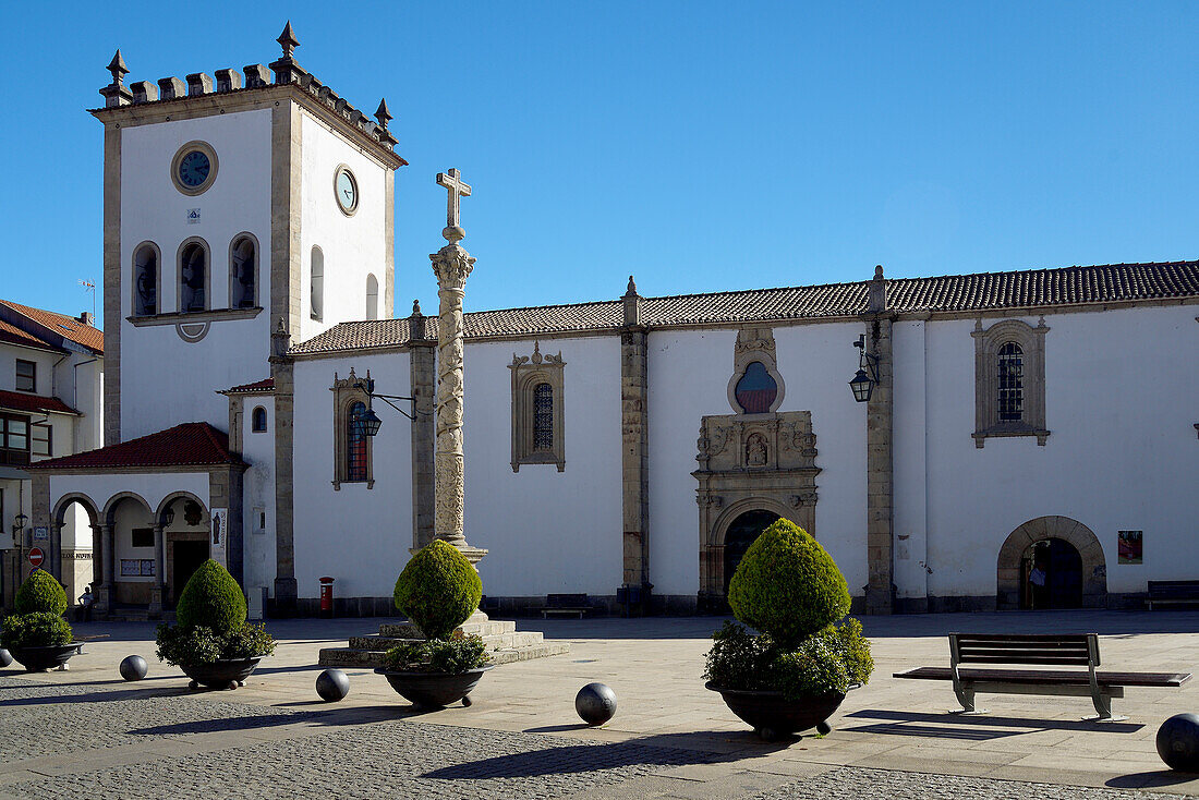 Pranger und Kirche des Heiligen Johannes des Täufers im Zentrum der Stadt Bragança, Portugal