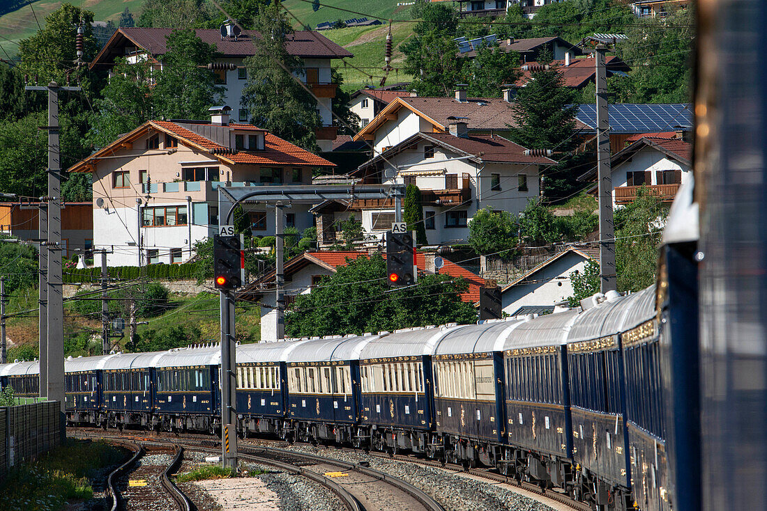 Der Zug fährt entlang von Dörfern in der Dolomitenlandschaft. Luxuszug Belmond Venice Simplon Orient Express