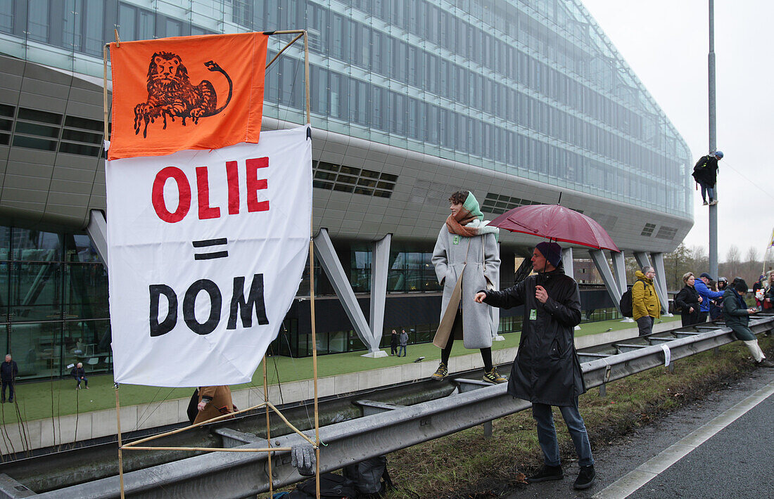 Extinction Rebellion climate activists gather to block the main highway A10 in front of the former headquarters of Dutch multinational bank on December 30, 2023 in Amsterdam,Netherlands. Environmental protectors of Extinction Rebellion make a demonstration against ING bank to protest its financing of fossil fuels.