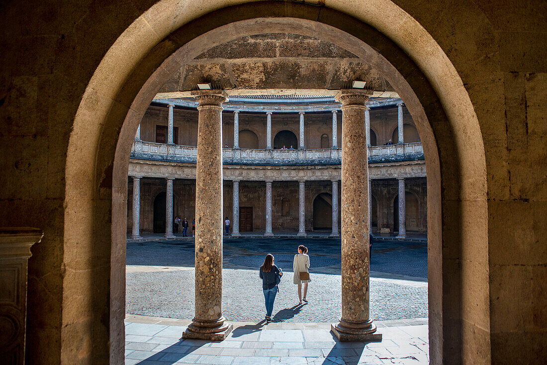 Geschnitzte Säulen in einem Innenraum des Palastes von Karl V., dem Alhambra-Palast in Granada, Spanien