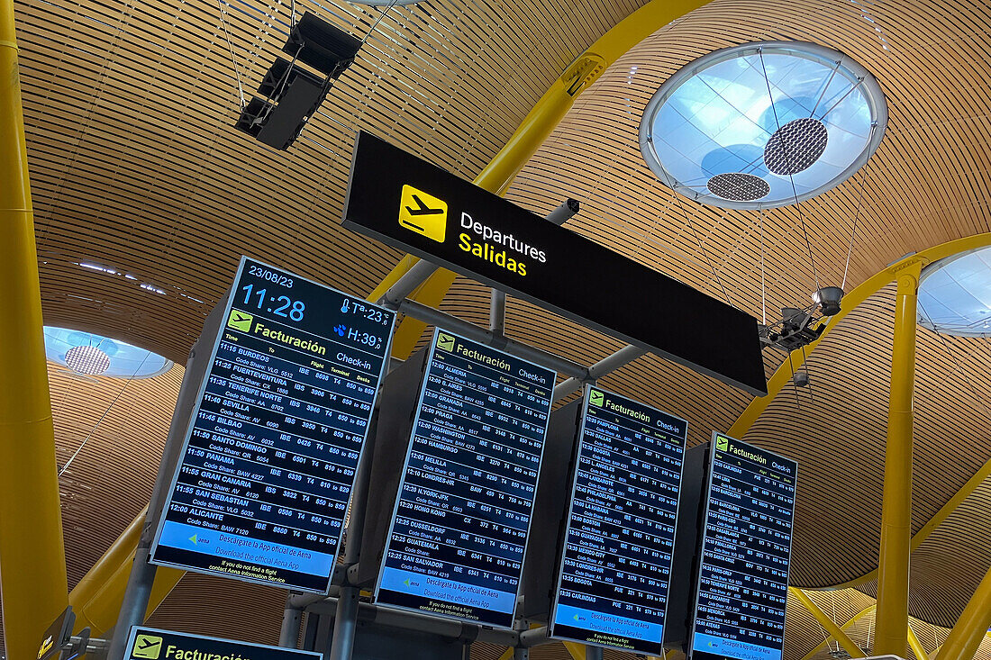 Abflug-Informationstafeln im Flughafen Madrid, Spanien