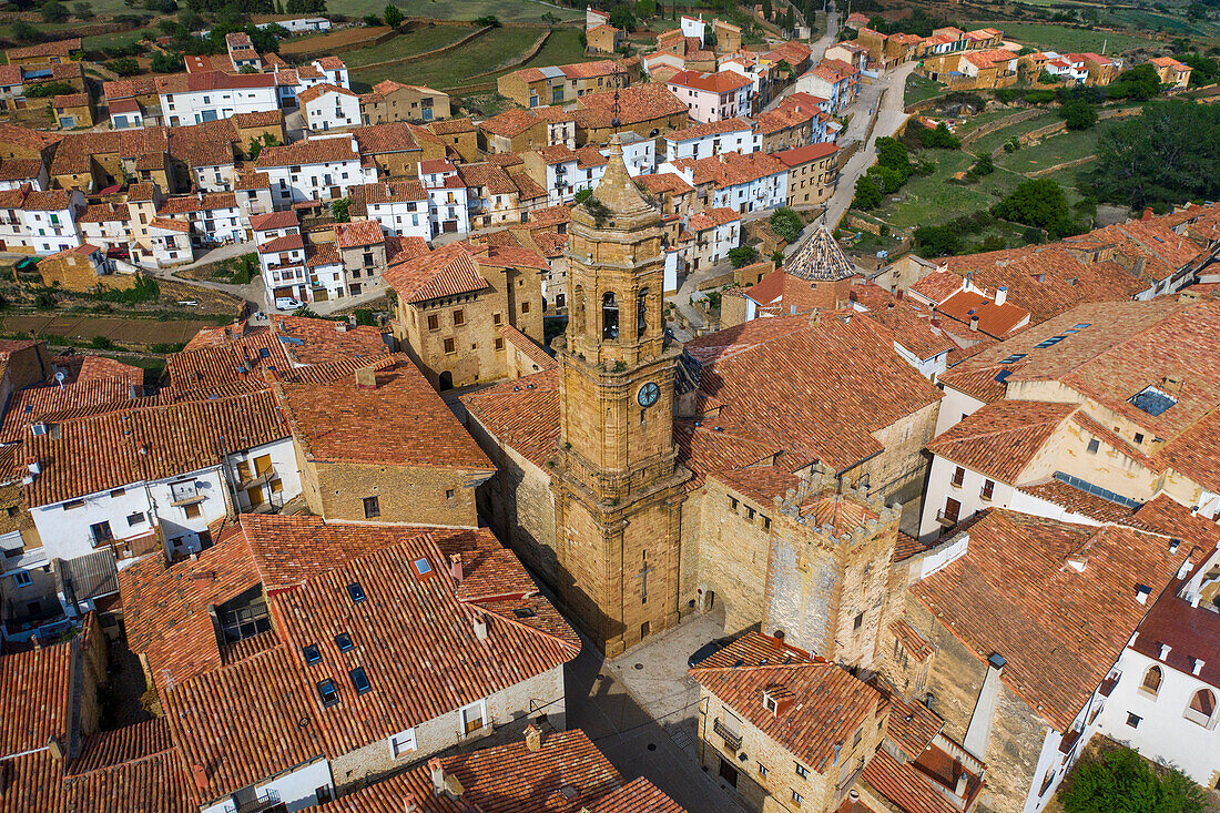 Luftaufnahme des Glockenturms der Kirche der Läuterung und des Nublos-Turms, La Iglesuela del Cid, Teruel, Aragon, Spanien