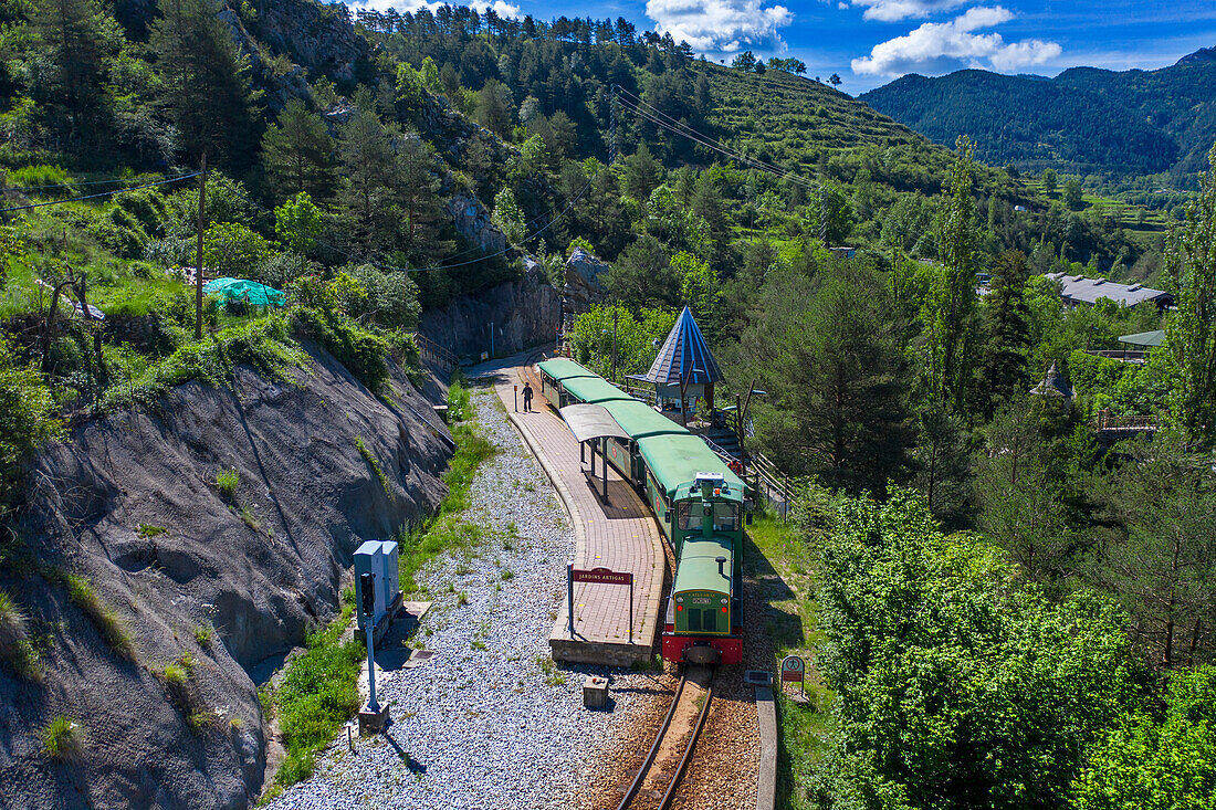 Luftaufnahme des Tren del Ciment, an der Gartenstation Jardins Artigas, La Pobla de Lillet, Castellar de n'hug, Berguedà, Katalonien, Spanien