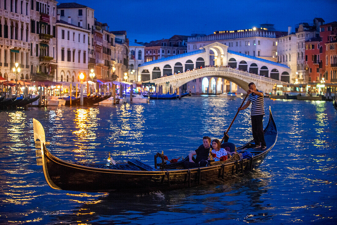 Rialto-Brücke. Gondeln mit Touristen auf dem Canal Grande, neben der Fondamenta del Vin, Venedig, UNESCO, Venetien, Italien, Europa