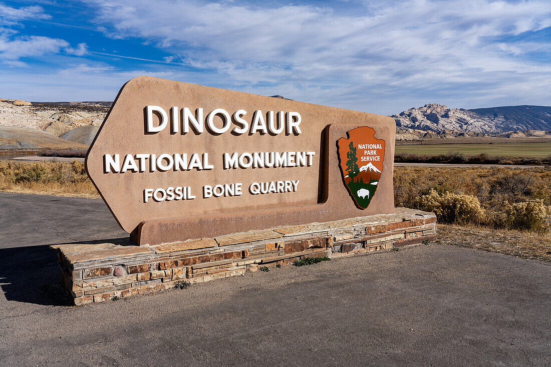 Eingangsschild zum Dinosaur National Monument mit Split Mountain dahinter, in der Nähe von Jensen, Utah
