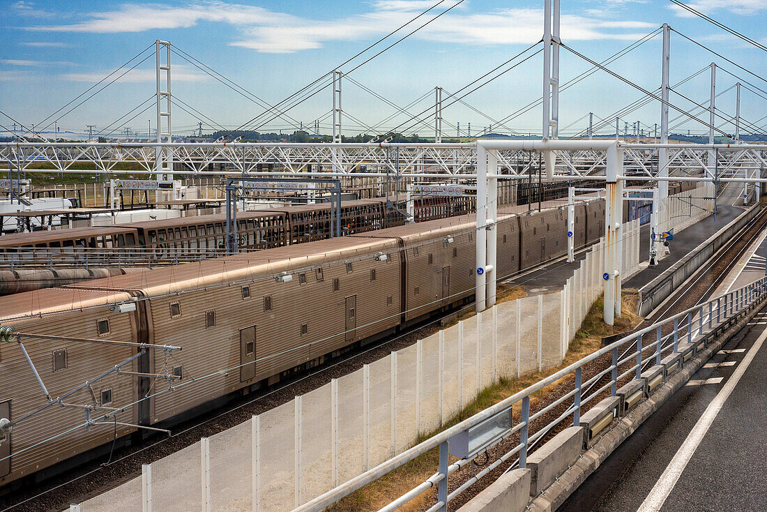 Le Tunnel sous la Manche: An Bord eines Eurotunnel-Shuttle-Zugs für hohe Fahrzeuge nach England, Großbritannien, am Terminal von Calais an der Nordküste Frankreichs