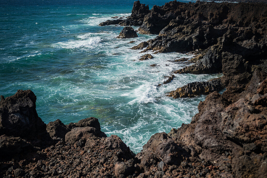 Die Lavafelsen von Los Hervideros auf Lanzarote, Kanarische Inseln, Spanien