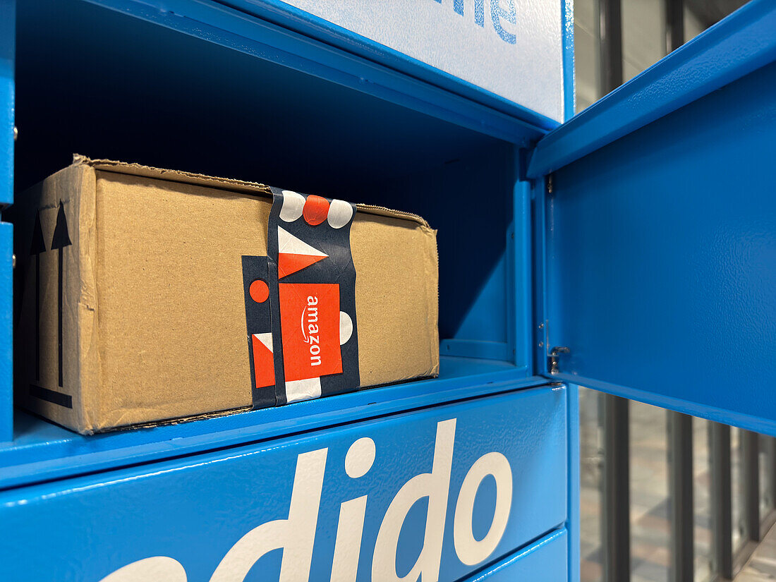 Amazon Locker im Einkaufszentrum, Zaragoza, Spanien