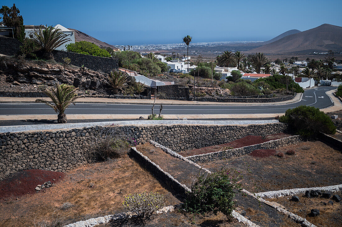 Das Lagomar-Museum, auch bekannt als Omar Sharifs Haus, einzigartiges ehemaliges Wohnhaus mit natürlichen Lavahöhlen, heute ein Restaurant, eine Bar und eine Kunstgalerie auf Lanzarote, Kanarische Inseln, Spanien