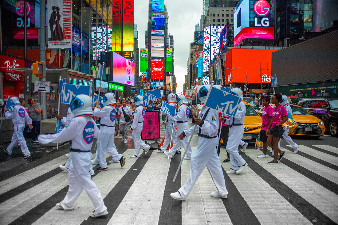 MTV-Astronauten Weltraumfotografie-Performance am Times Square in Manhattan, New York, USA. MTV Awards Silberner Styropor-Astronaut Michelin-Mann-Charakter-Typ