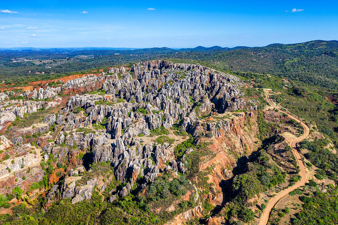 Luftaufnahme des Naturdenkmals El Cerro del Hierro. Naturpark Alanis Sierra Norte. Provinz Sevilla. Region Andalusien. Spanien. Europa