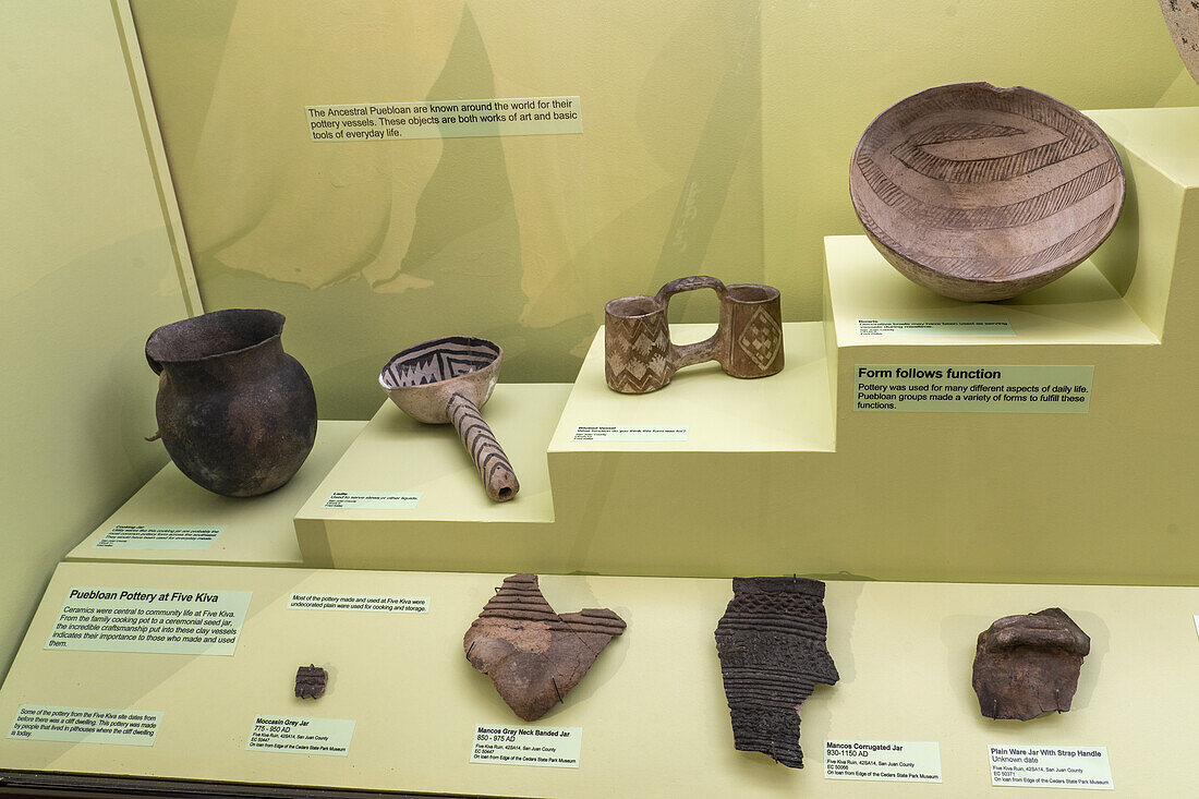 Prähispanische Keramik der Ancestral Puebloan im USU Eastern Prehistoric Museum in Price, Utah