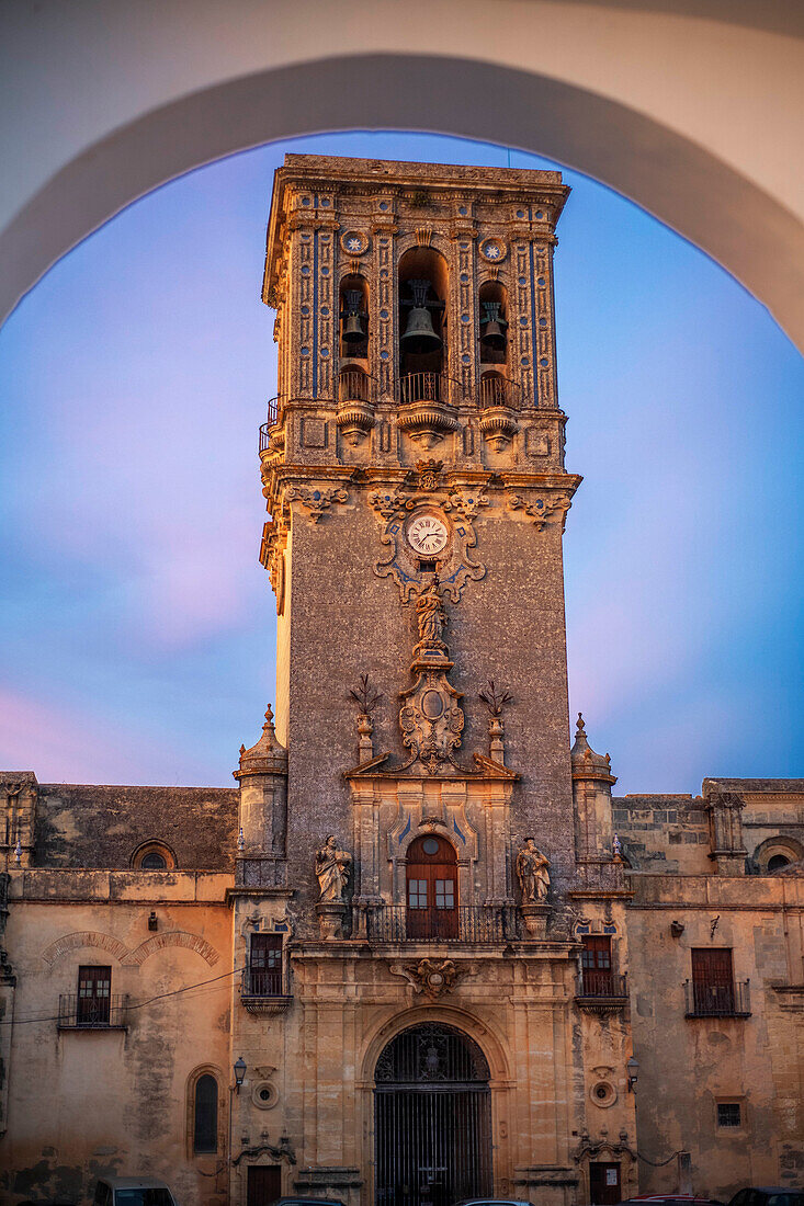 Basilika de Santa Maria und Glockenturm von Arcos de la Fontera, Kirche von San Pedro und die umliegende Landschaft, Arcos De la Fontera, Provinz Cadiz, Andalusien, Spanien