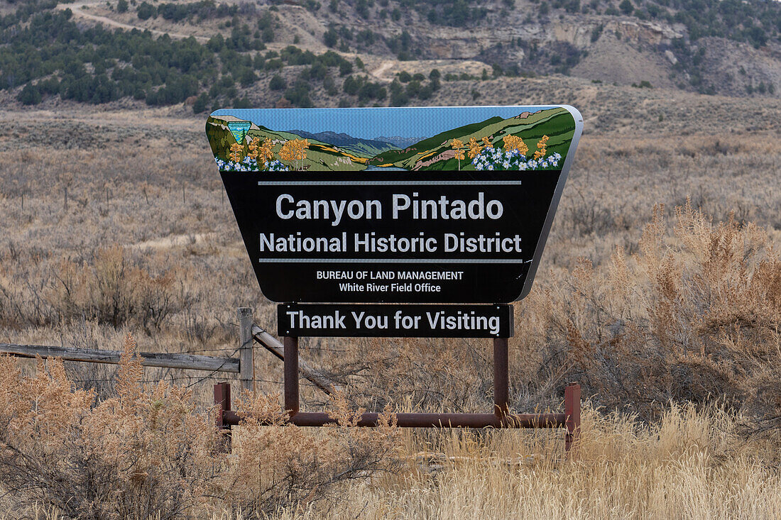 Schild für den Canyon Pintado National Historic District in Colorado