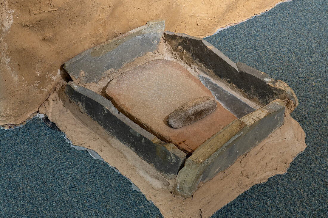 Eine prähispanische Metate & Mano oder Schleifsteine der Pueblo-Vorfahren im USU Eastern Prehistoric Museum in Price, Utah