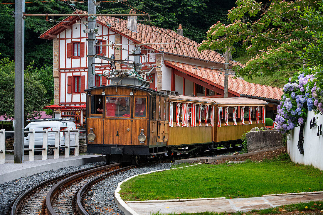 Die Zahnradbahn Petit train de la Rhune in Frankreich führt auf den Gipfel des Berges La Rhun an der Grenze zu Spanien