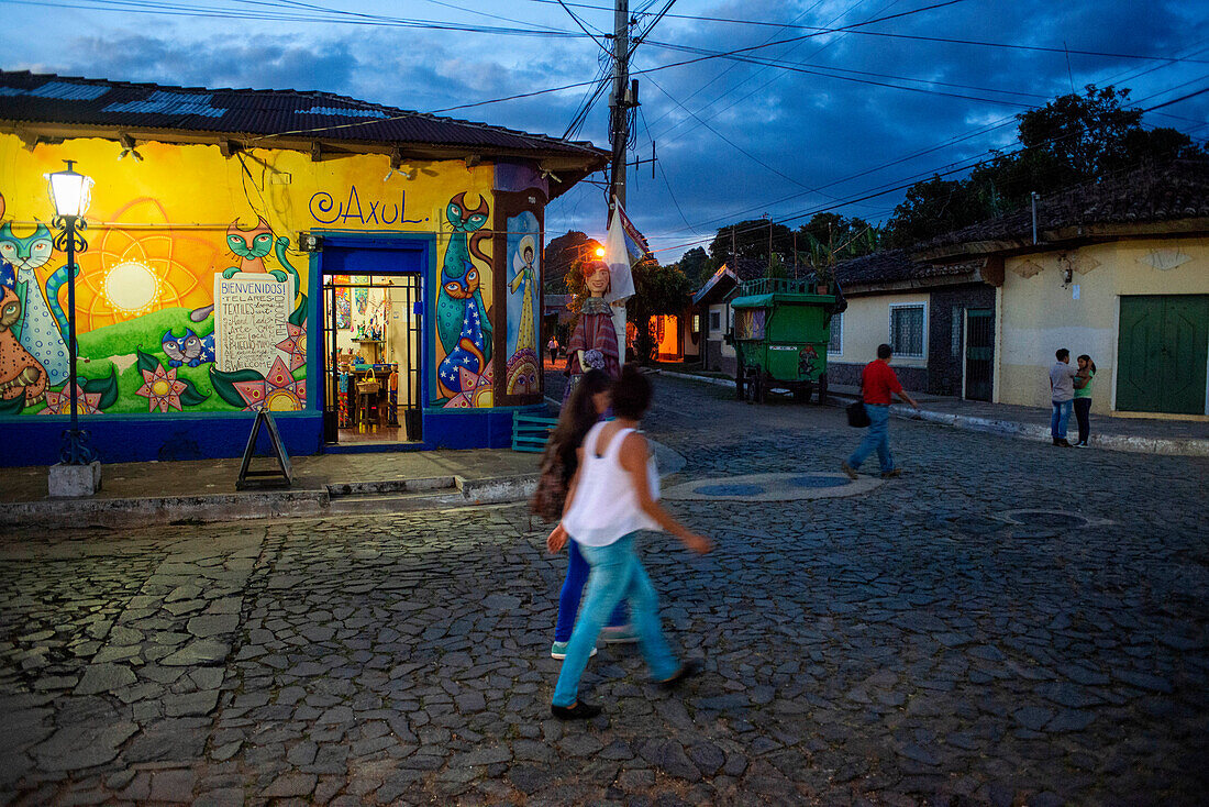 Axul-Souvenirladen und Straßen im Stadtzentrum von Concepcion de Ataco, Departement Ahuachapán, El Salvador, Mittelamerika. Ruta De Las Flores, Departement Ahuachapan Amerika