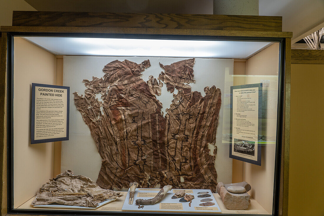 Ein bemaltes Gewand aus Elchleder einer Ute-Indianerin im USU Eastern Prehistoric Museum in Price, Utah