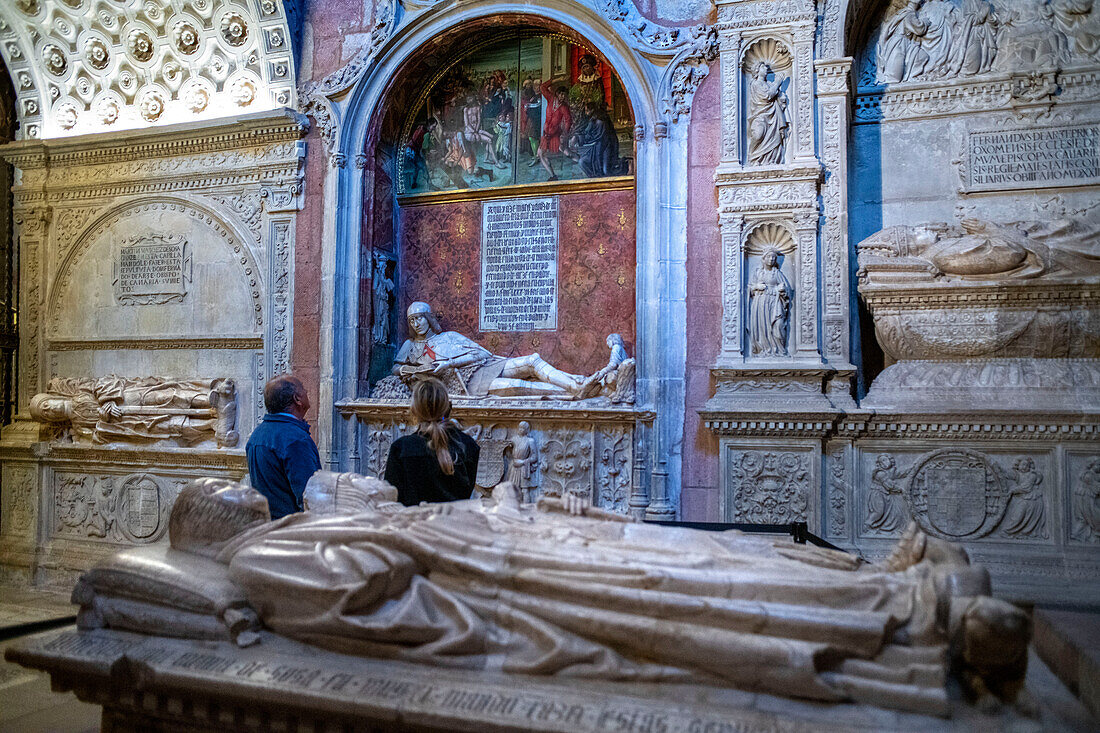 Grab des Doncel oder jungen Ritters, ein viel besuchter Bereich der Kathedrale von Siguenza, Spanien. Er starb 1486 im Alter von 14 Jahren, der junge Adlige Martín Vázquez de Arce (1460-1486), Porträtstatue in seinem Grab in der Kathedrale von Sigüenza (Guadalajara), gefertigt aus polychromem Alabaster, 1486-1504