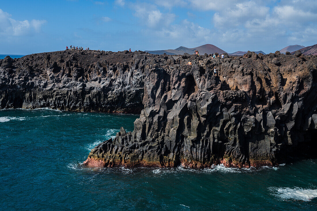 Die Lavaklippen von Los Hervideros auf Lanzarote, Kanarische Inseln, Spanien
