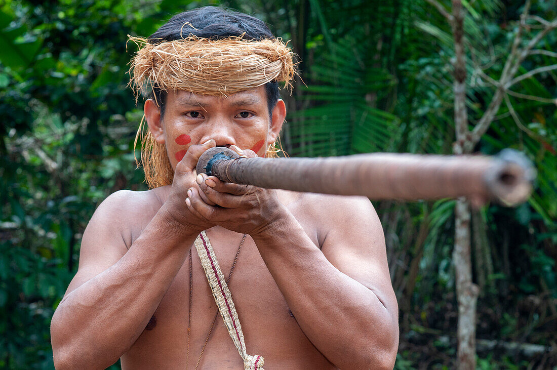 Yagua-Indianer, die in der Nähe der amazonischen Stadt Iquitos, Peru, ein traditionelles Leben führen und Blaspfeile jagen
