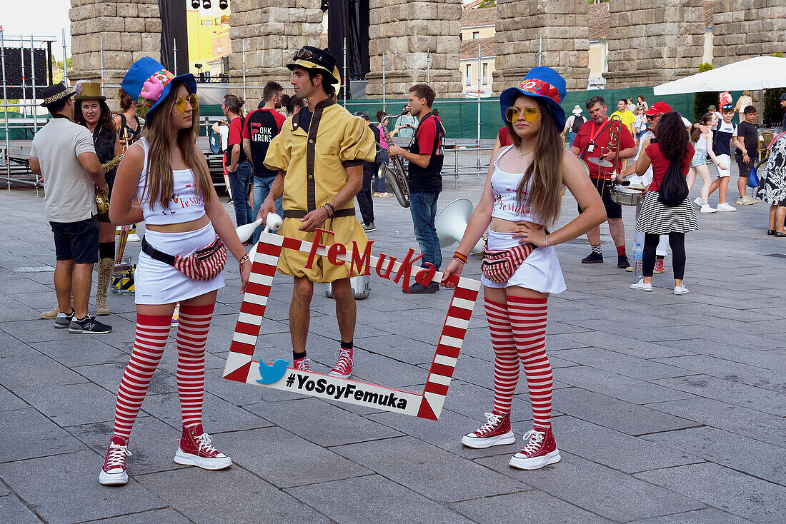 Femuka, das Internationale Musik- und Theaterfestival, auf der Plaza del Azoguejo in Segovia