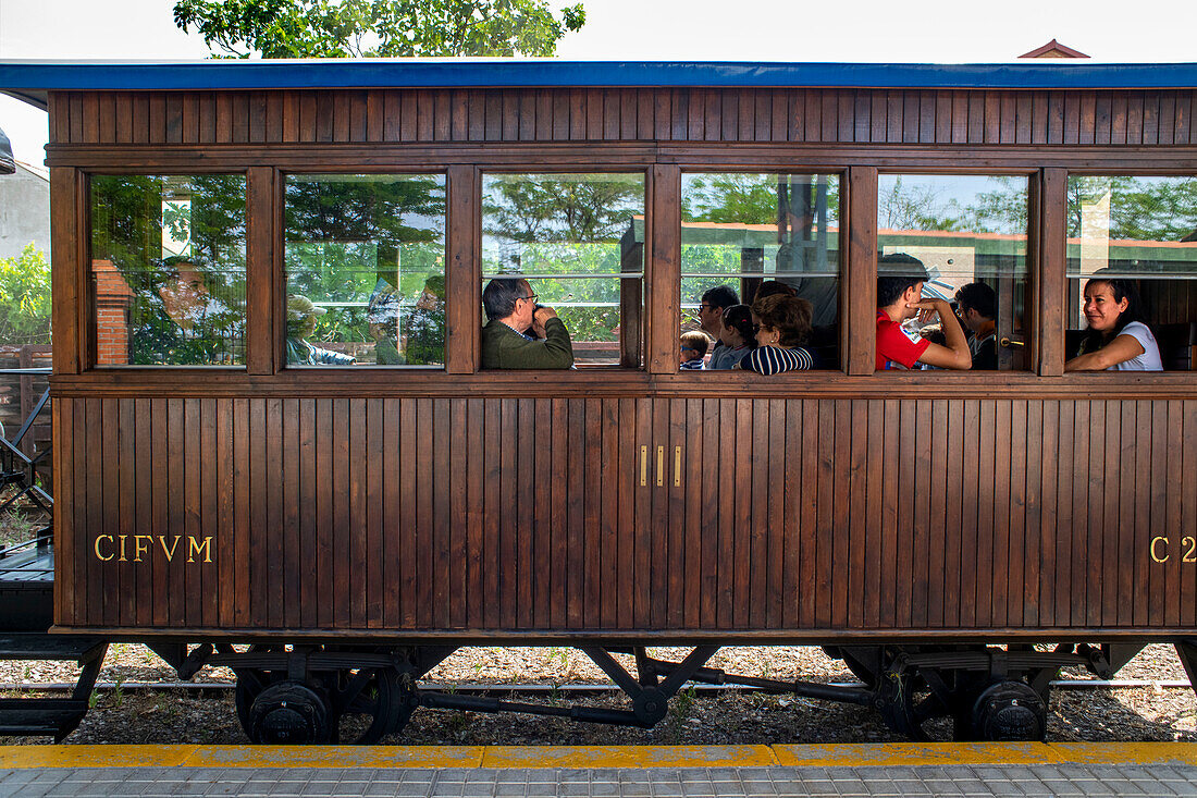 Fahrgäste im Zug El Tren de Arganda oder Tren de la Poveda in Arganda del Rey, Madrid, Spanien