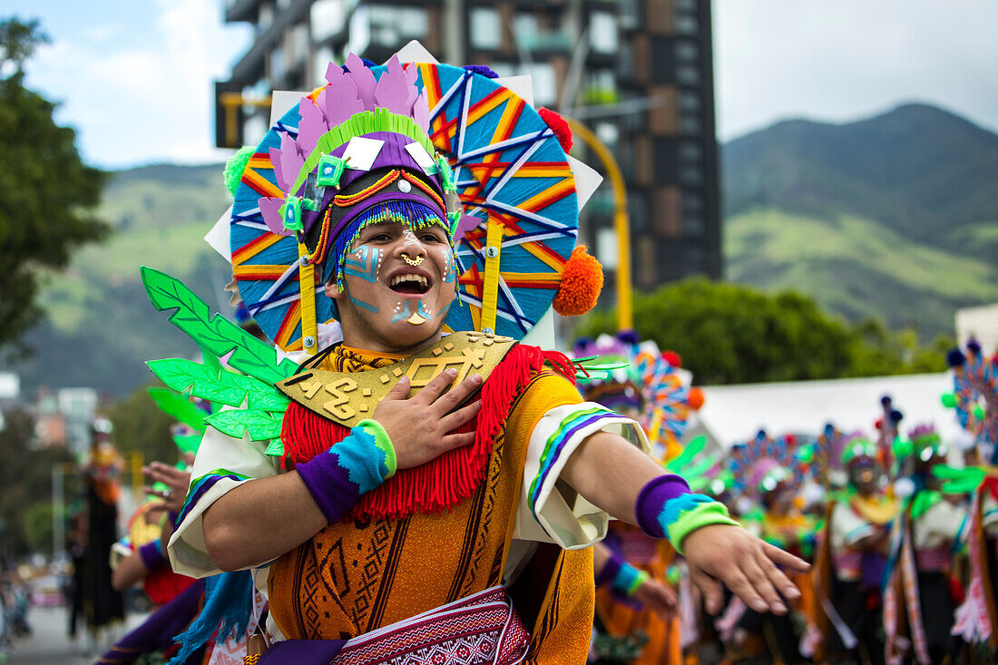 Der Karneval der "Negros y Blancos" in Pasto, Kolumbien, ist ein lebhaftes kulturelles Spektakel, das sich mit einem Übermaß an Farben, Energie und traditioneller Inbrunst entfaltet