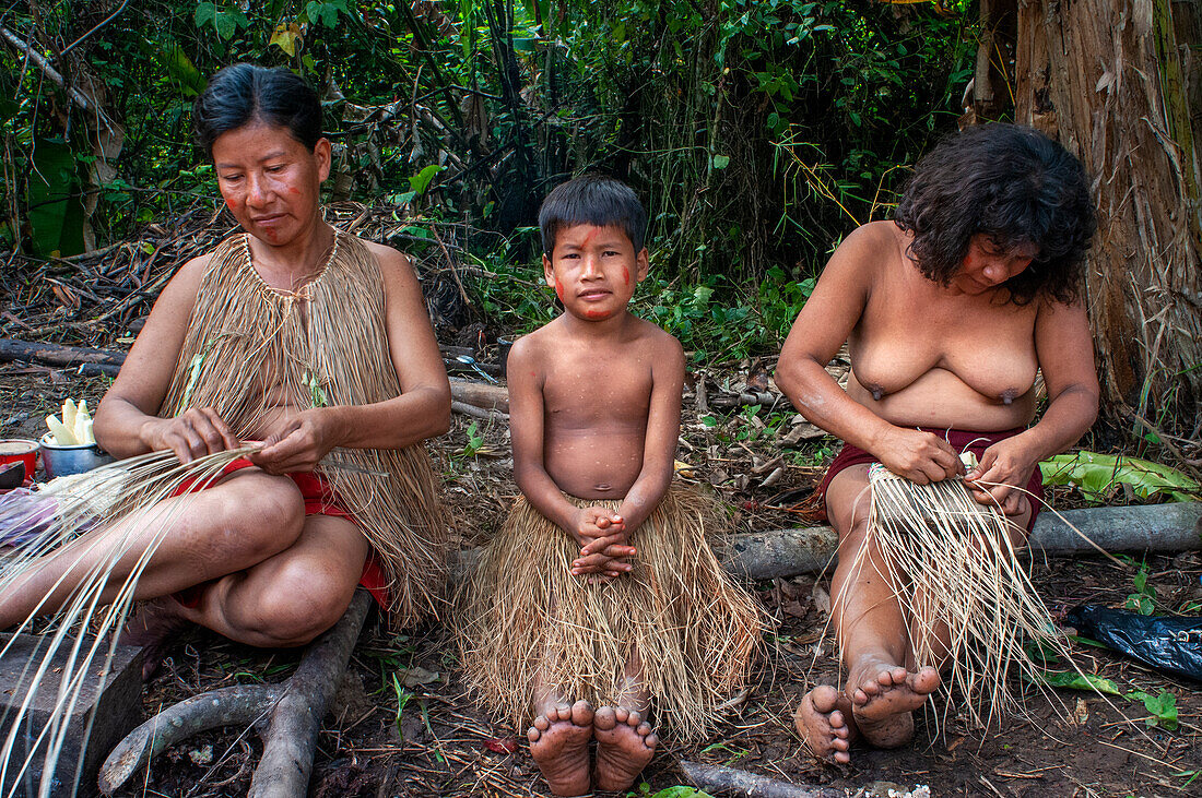Frauen stricken Kleidung Yagua-Indianer leben ein traditionelles Leben in der Nähe der amazonischen Stadt Iquitos, Peru