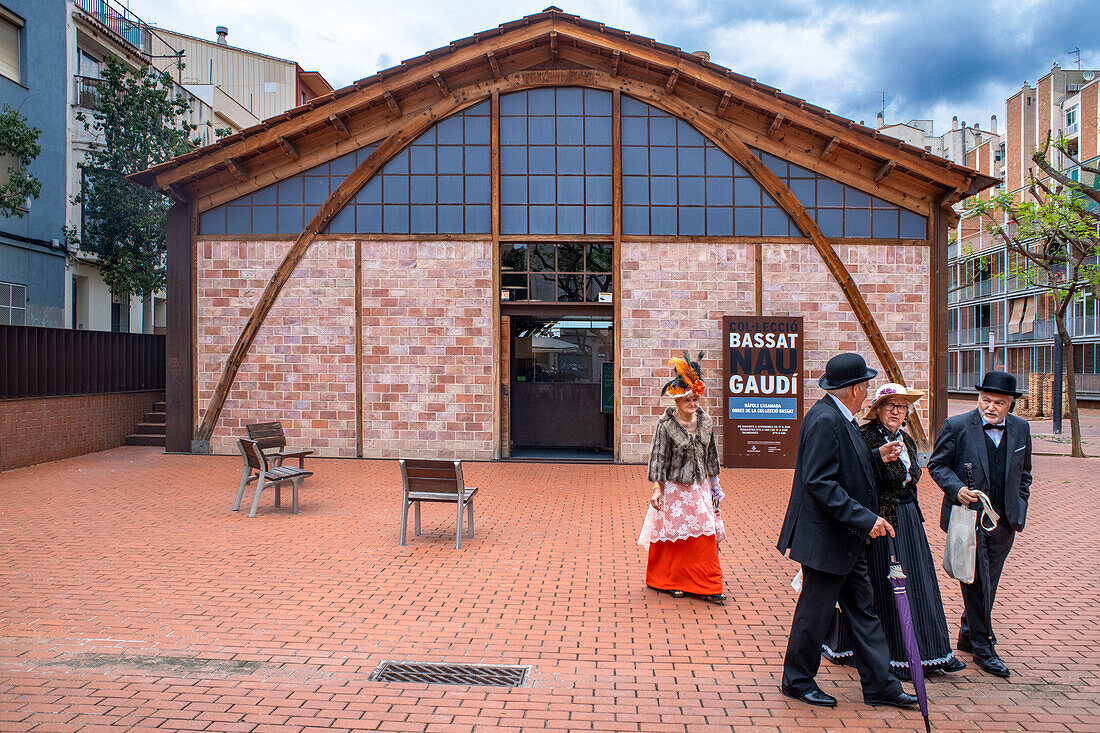 Barcelona, Maresme-Küste, Stadt Mataró, Der Nau Gaudí der Cooperativa Obrera Mataronense ist ein Werk der Gemeinde Mataró (Barcelona), das zum Kulturgut von nationalem Interesse erklärt wurde. Das Werk von Antoni Gaudí wurde gebaut, um als Bleichanlage für die Garnfabrik zu dienen. Es handelt sich um ein Produktionslager und einige Toiletten, die sich in der ehemaligen Cooperativa Obrera Mataronense befinden, die heute Casa Asensio heißt.2 Es sind die Überreste des von Antoni Gaudí 1878 entworfenen Gebäudes. Diese beiden Anlagen gelten als nationales Denkmal, und ihr Wert liegt in der erstmali