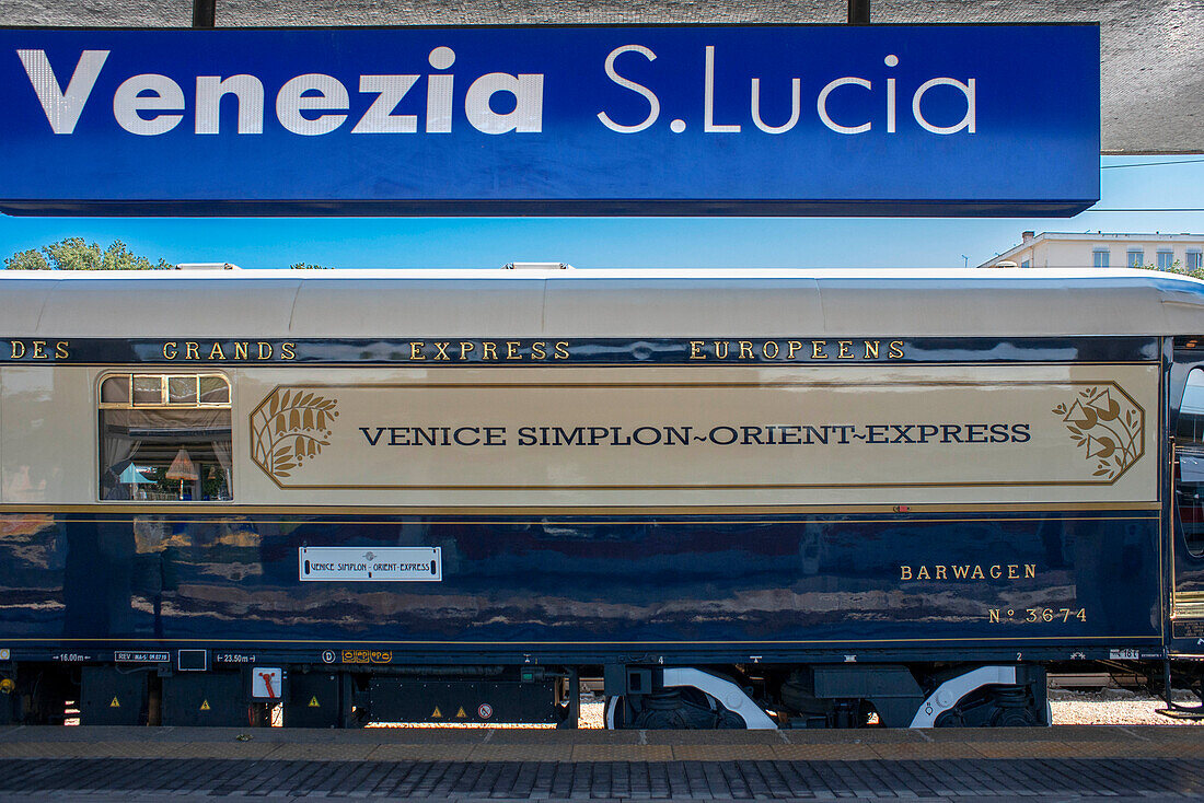 Der Luxuszug Belmond Venice Simplon Orient Express hält im Bahnhof Venezia Santa Lucia, dem Hauptbahnhof in Venedig, Italien