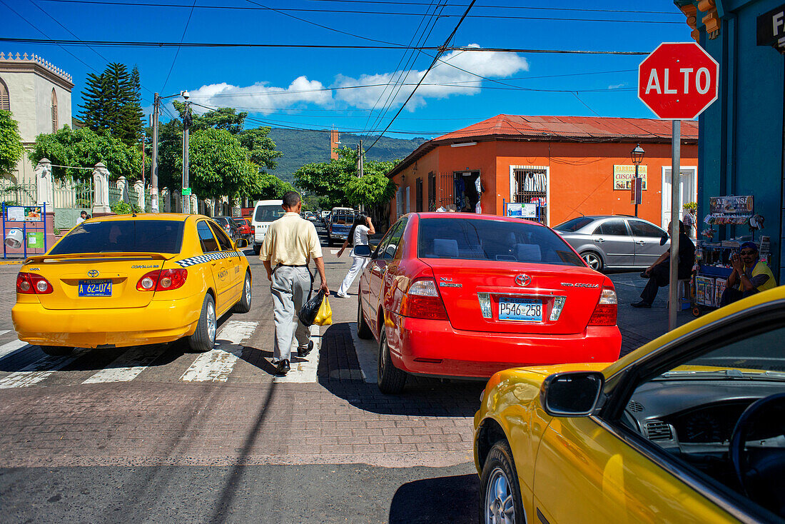 Stadtzentrum von San Salvador. Taxis auf der Straße im Stadtviertel Santa Tecla. El Salvador, Mittelamerika