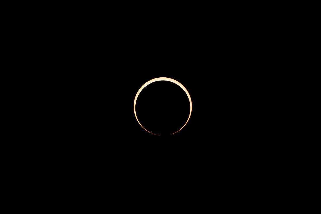 Der Mond schiebt sich nach dem Höhepunkt der ringförmigen Sonnenfinsternis am 14. November 2023 vor die Sonne. Utah, USA. Zwei Minuten und 30 Sekunden nach dem Höhepunkt der ringförmigen Finsternis