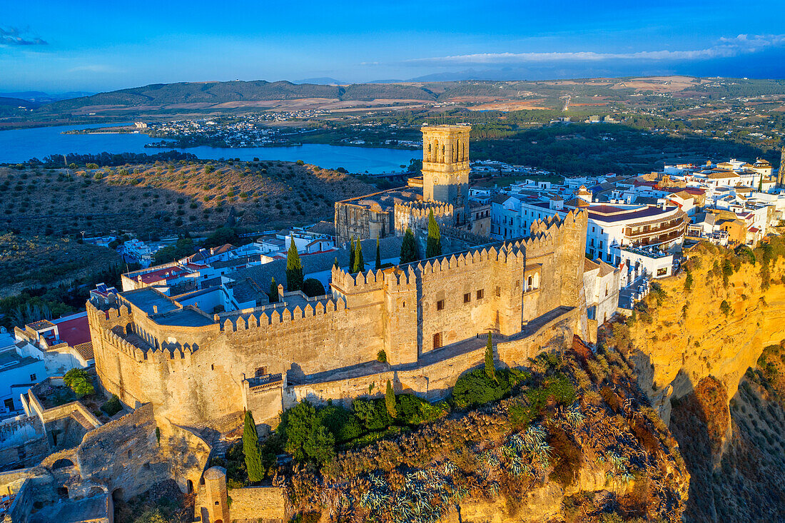 Luftaufnahme der herzoglichen Burg von Arcos de la Fontera, der Kirche San Pedro und der umliegenden Landschaft, Arcos De la Fontera, Provinz Cadiz, Andalusien, Spanien