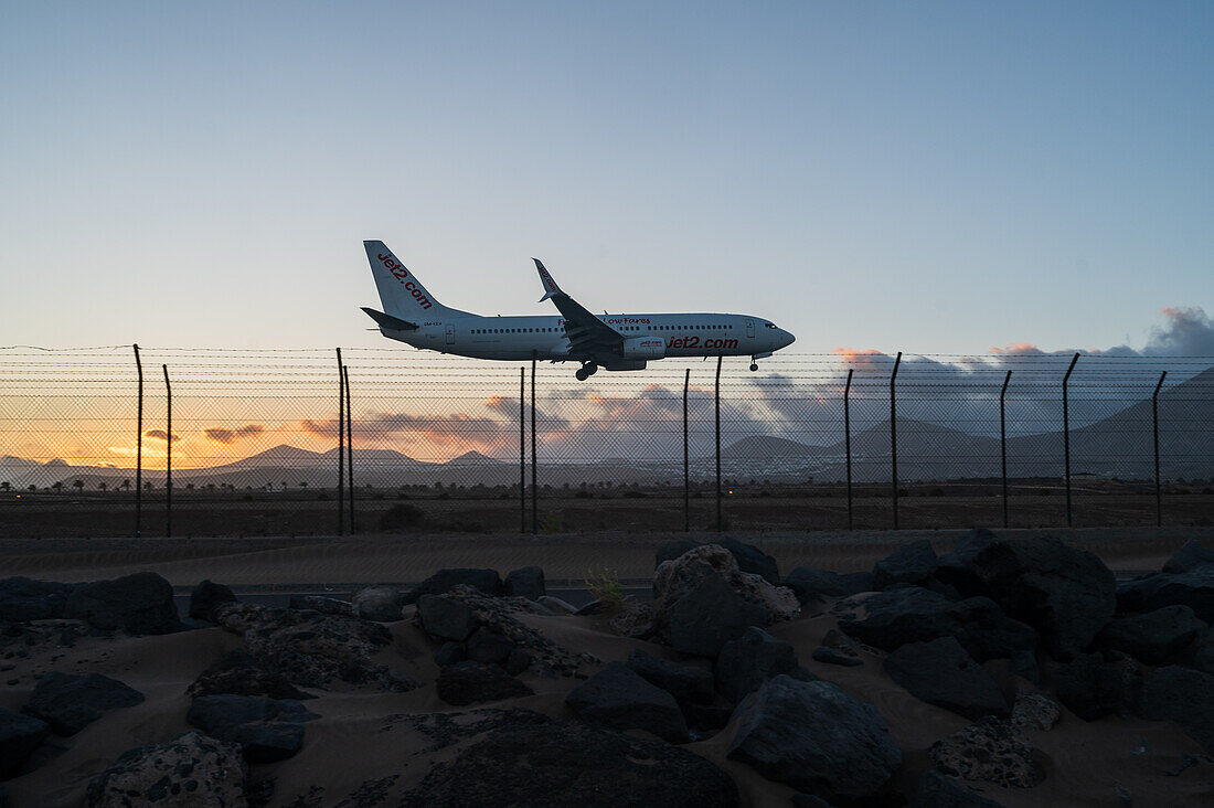 Landung eines Flugzeugs auf dem Flughafen von Lanzarote, Kanarische Inseln, Spanien