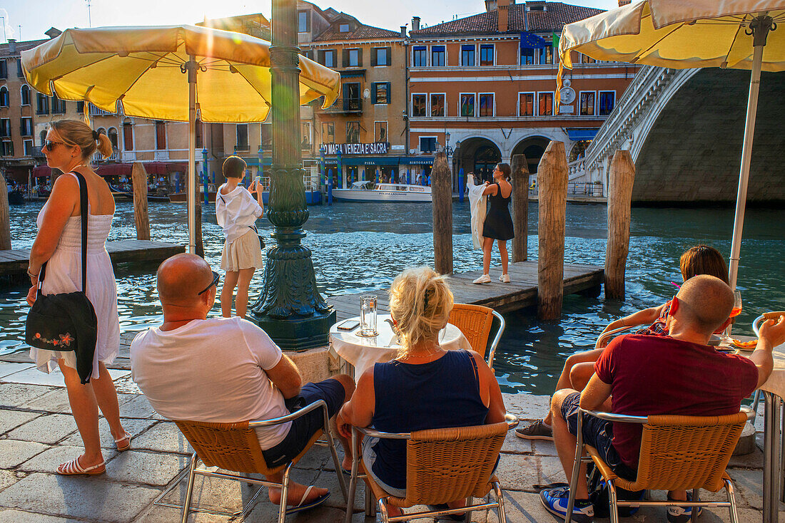 Rialto-Brücke. Touristen, auf dem Canal Grande, neben der Fondamenta del Vin, Venedig, UNESCO, Venetien, Italien, Europa