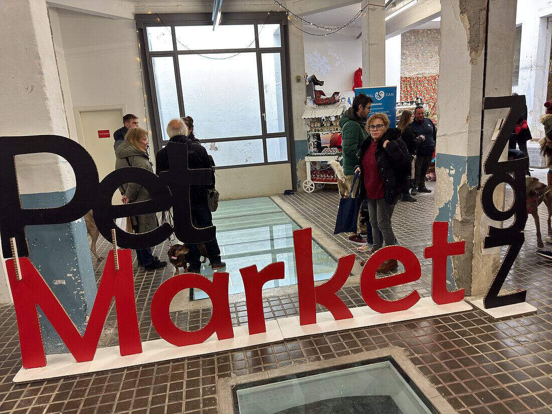 Haustiermarkt ZGZ in der alten Enrique Coca Fabrik in der San Pablo Straße, Zaragoza, Spanien