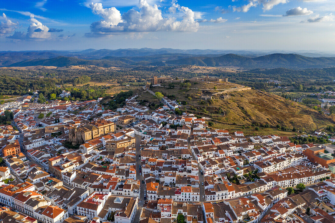 Luftaufnahme des Dorfes Aracena. Panoramablick über das Dorf im Parque Natural Sierra de Aracena y picos de Aroche