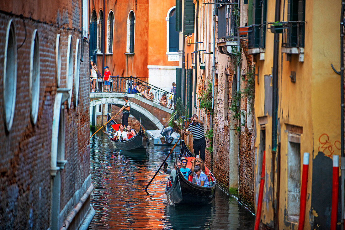 Gondoliere in kleinen Kanälen. Gondeln mit Touristen auf dem Canale Grande, Venedig, UNESCO, Venetien, Italien, Europa