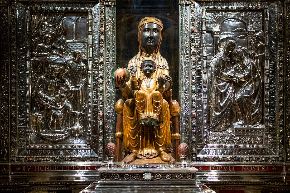 Die Schwarze Jungfrau ist eine hoch angesehene Skulptur der Jungfrau Maria mit dem Kind, die in der Benediktinerabtei Santa Maria de Montserrat, Monistrol de Montserrat, Barcelona, Katalonien, Spanien aufbewahrt wird
