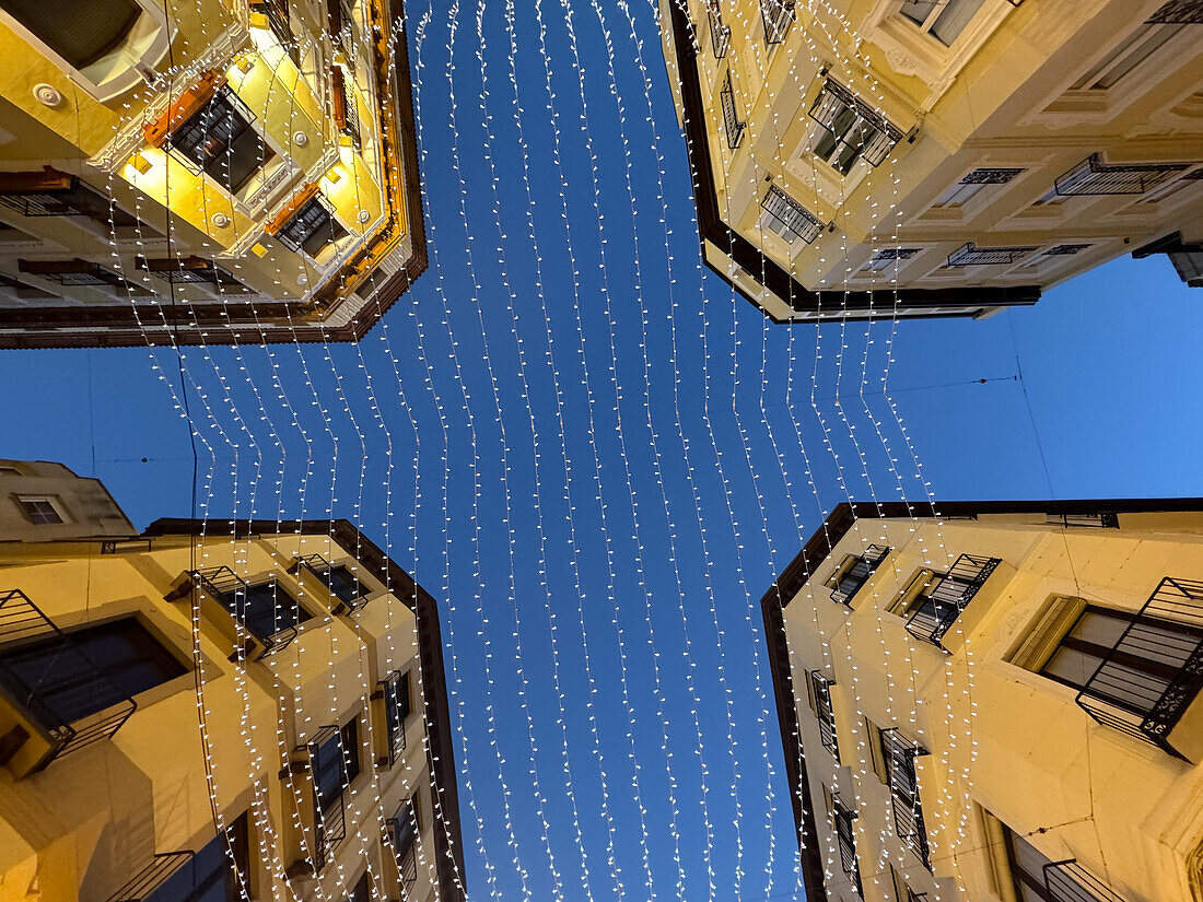 Weihnachten kommt in den Straßen von Zaragoza, Aragon, Spanien, an