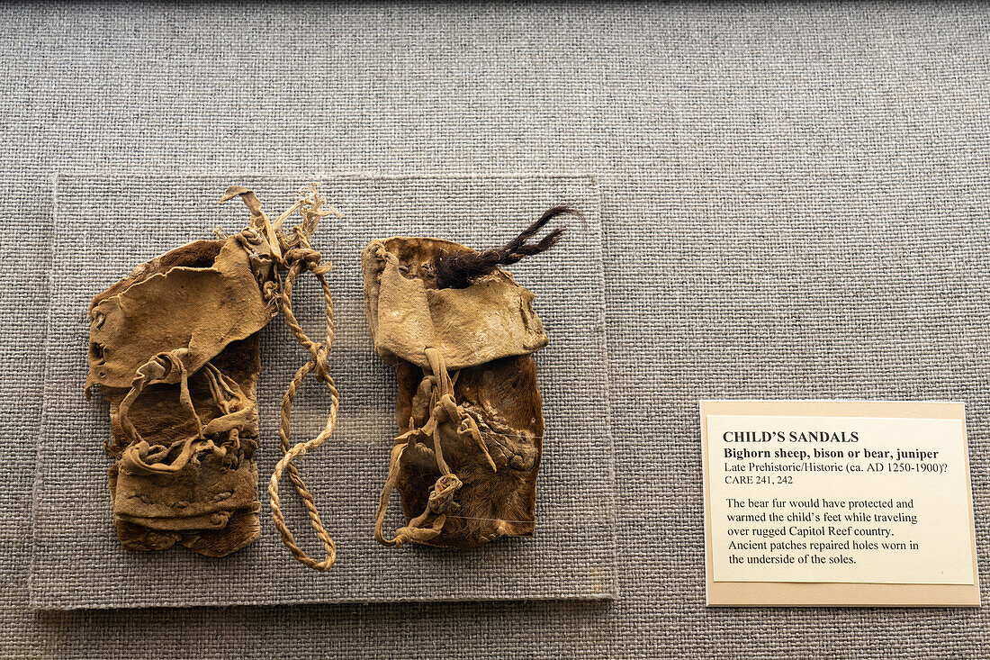 Ledersandalen für Kinder der amerikanischen Ureinwohner im USU Eastern Prehistoric Museum in Price, Utah