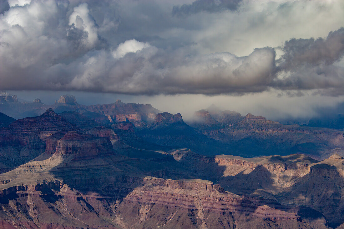 Winterlicher Schneesturm über dem Canyon im Grand Canyon National Park, Arizona