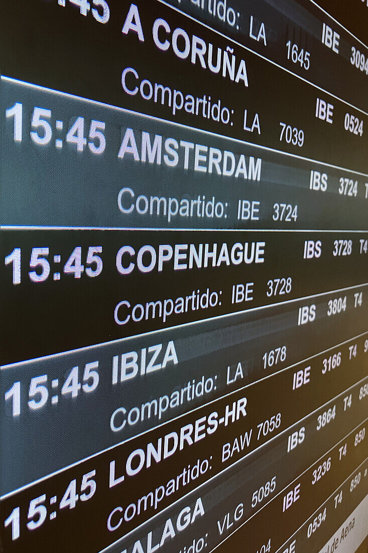 Abflug-Informationstafeln im Flughafen Madrid, Spanien