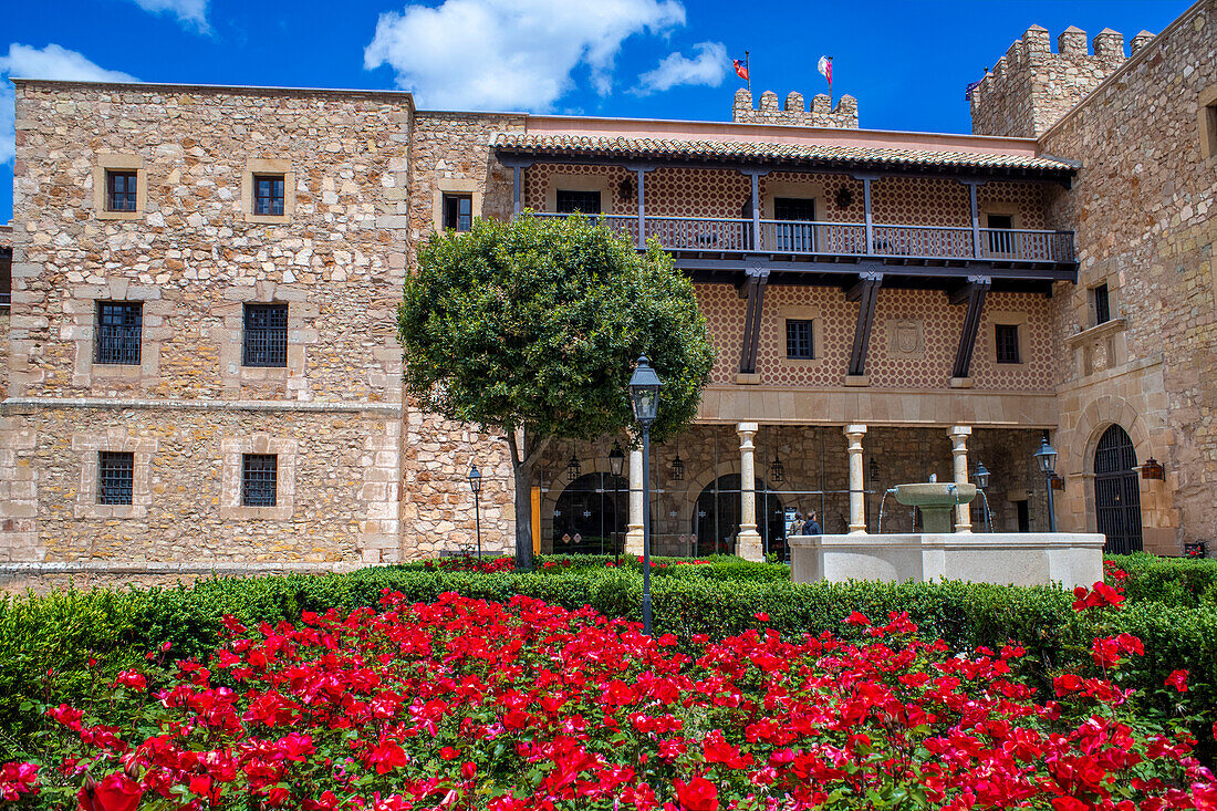 Gärten im Inneren des Schlosses Siguenza, das im 12. Jahrhundert erbaut wurde und heute als Parador Nacional de Turismo dient, Guadalajara, Castilla La Mancha, Spanien